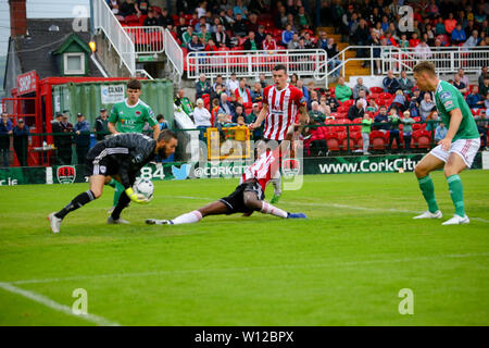 Mark McNulty (Cork City) tiene fuori la punta della JUNIOR OGEDI (Derry City FC) durante la SSE Airtricity league fixture tra Cork City FC & Derry C Foto Stock