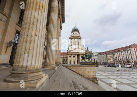 La facciata della Konzerthaus Berlin (Berlin Concert Hall) e Französischer Dom (cattedrale francese) presso la piazza Gendarmenmarkt a Berlino, Germania. Foto Stock