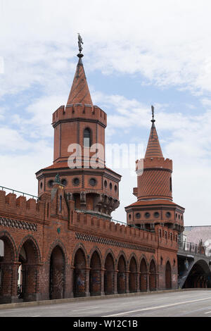 Vista del famoso Ponte Oberbaum (Oberbaumbrucke) di Berlino, Germania, in un giorno nuvoloso. Foto Stock