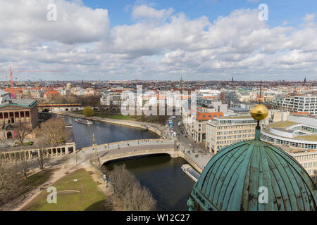 Fiume Sprea e gli edifici nel quartiere Mitte al centro di Berlino, Germania, visto dal di sopra in una giornata di sole in primavera. Foto Stock