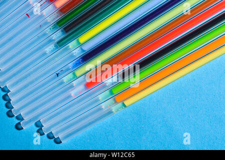 Materiali per la scrittura. Gel colorato aste per penne. Foto Stock