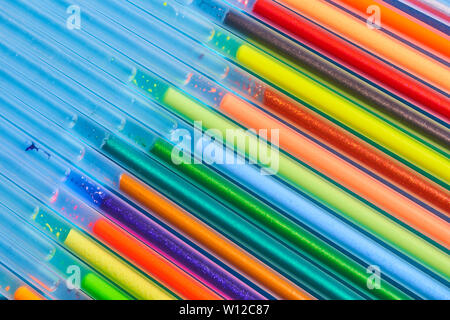 Materiali per la scrittura. Gel colorato aste per penne. Foto Stock