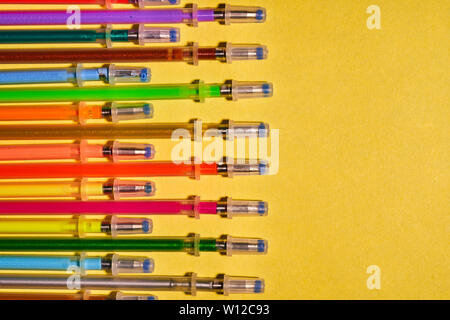 Materiali per la scrittura. Gel colorato aste per penne. Foto Stock