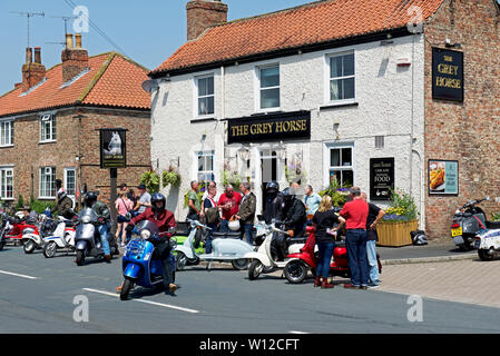 Scooteristi incontro presso il cavallo grigio pub in Elvington, North Yorkshire, Inghilterra, Regno Unito Foto Stock