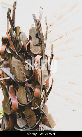 Rotto e impilati chitarre acustiche creare un background artistico Foto Stock
