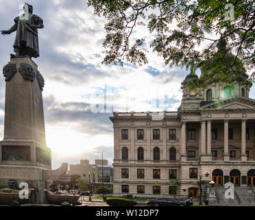 Syracuse, New York, Stati Uniti d'America. Giugno 29, 2019. Columbus Circle con il Onondaga County Courthouse e la statua di Cristoforo Colombo nel centro storico di Siracusa Foto Stock