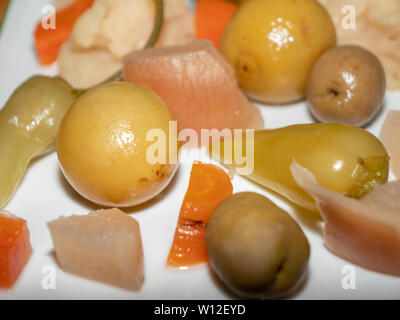 Un assortimento di piccante sottaceti turco - chiamato Tursu - limone e pepe, olive, carote Foto Stock