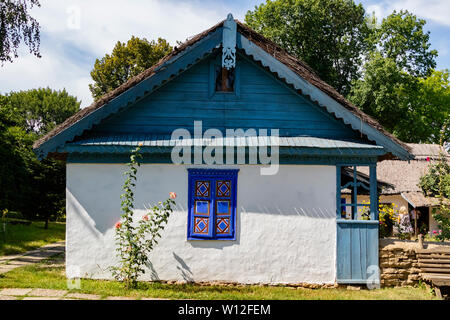 Bucarest, Romania - Agosto 15th, 2018: un tradizionale rumena country house in Dimitrie gusti nazionali museo del villaggio Foto Stock