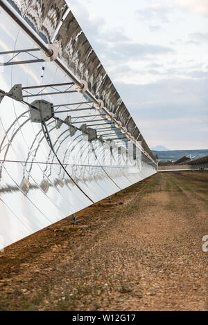 Logrosan, Estremadura, Spagna - 23 Marzo 2019: dettaglio dei concentratori e pannelli solari del solare termico impianto di alimentazione Solaben in Logrosan, Extr Foto Stock