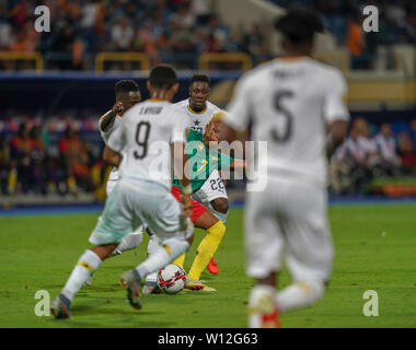 Ismailia, Egitto. Il 29 giugno, 2019. Clinton Njie del Camerun dribbling durante il 2019 African Cup delle Nazioni match tra Camerun e Ghana a Ismailia stadium di Ismailia, Egitto. Ulrik Pedersen/CSM/Alamy Live News Foto Stock