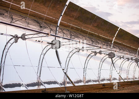 Dettaglio dei concentratori e pannelli solari del solare termico impianti di potenza in Logrosan, Estremadura, Spagna. Foto Stock