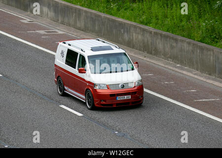 Rosso Bianco 2019 Volkswagen Tr-Porter VW T28 102 TDI SWB; M6, Lancaster, Regno Unito; il traffico veicolare, trasporti, moderno, carrozze salone, nord-legato sulla 3 corsie. Foto Stock