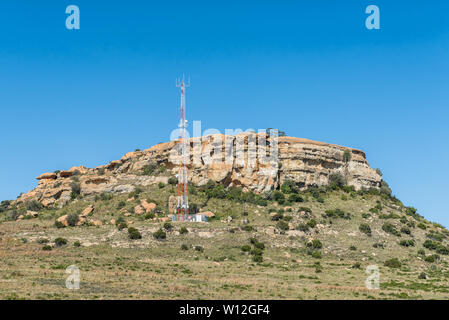 Paolo ROUX, SUD AFRICA, 1 maggio 2019: un paesaggio tipico, con la collina di arenaria e telefono cellulare tower, tra Paolo Roux e Betlemme allo stato libero Foto Stock