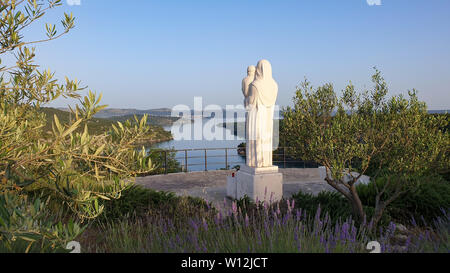 Fiume Krka estuary dai Skradin - Krka bridge e una statua di Maria Santissima Madre di Dio Foto Stock