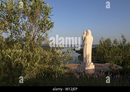 Fiume Krka estuary dai Skradin - Krka bridge e una statua di Maria Santissima Madre di Dio Foto Stock