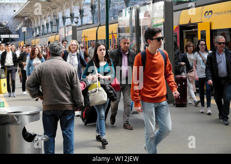 Passeggeri pendolari turisti persone camminare lungo la piattaforma della stazione di Sao Bento dopo aver scendere un treno a Porto Oporto Portogallo Europa KATHY DEWITT Foto Stock