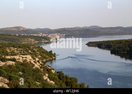 Fiume Krka estuary dai Skradin - Krka bridge. Foto Stock