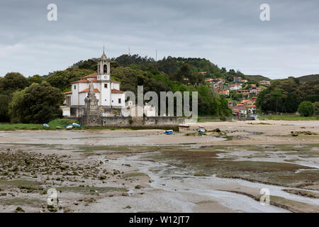 La bassa marea lungo il fiume di Barro con la chiesa di Nuestra Señora de los Dolores de Barro e il vicino villaggio di Niembru. Barro si trova lungo il Camin Foto Stock