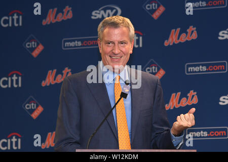 NEW YORK, NY - New York City Mayor Bill de Blasio presenta il 1969 Mets con chiavi della città al teamÕs cinquantesimo anniversario celebrazione del sabato, 29 giugno 2019. Credito: John Palmer/MediaPunch Foto Stock