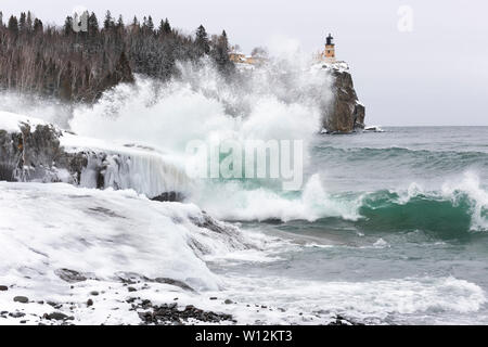 Forme d'onda che colpisce con la riva del lago Superior, Split Faro Rock State Park, febbraio, la contea del lago, MN, USA di Dominique Braud/Dembinsky Foto Assoc Foto Stock