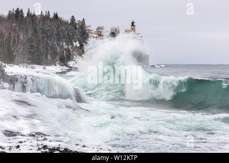 Forme d'onda che colpisce con la riva del lago Superior, Split Faro Rock State Park, febbraio, la contea del lago, MN, USA di Dominique Braud/Dembinsky Foto Assoc Foto Stock