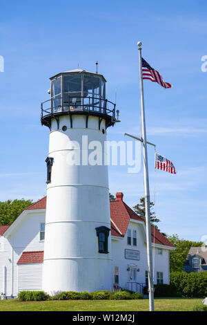 Chatham, MA - Giugno 15, 2019: U.S. Stazione della Guardia Costiera e del faro con Stati Uniti e Guardia Costiera bandiere nel vento. Foto Stock