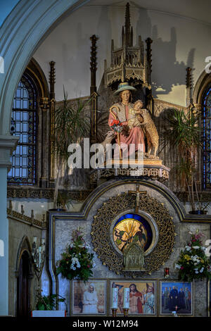 Ostello di pellegrini del modo francese di San Giacomo e la chiesa di La Divina Pastora a Burgos, Castiglia e Leon, Spagna. Foto Stock