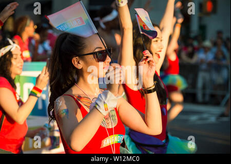NEW YORK CITY - Giugno 25, 2017: giovani donne a piedi con un galleggiante sponsorizzata dalla marca di vodka Smirnoff all annuale LGBTQI Pride Parade nel villaggio. Foto Stock