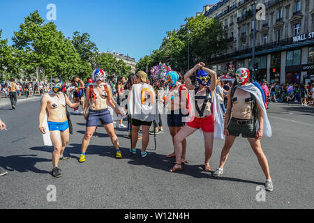 Parigi, Francia. Il 29 giugno, 2019. Una folla enorme di persone in marzo in un Gay Pride Parade il 29 giugno 2019 a Parigi, Francia. Credito: Brasile Photo Press/Alamy Live News Foto Stock