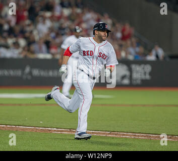 Lo stadio di Londra, Londra, Regno Unito. Il 29 giugno, 2019. Mitel &AMP; MLB presente Londra baseball di serie, Boston Red Sox contro New York Yankees; JD Martinez del Boston Sox rosso acceso al primo di base dopo aver colpito la palla nel fondo del settimo inning Credito: Azione Sport Plus/Alamy Live News Foto Stock