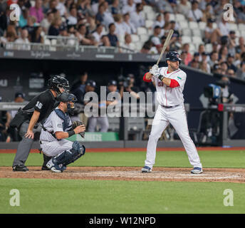 Lo stadio di Londra, Londra, Regno Unito. Il 29 giugno, 2019. Mitel &AMP; MLB presente Londra baseball di serie, Boston Red Sox contro New York Yankees; JD Martinez dei Boston Red Sox sulla piastra di casa in attesa di un passo nel fondo del settimo inning Credito: Azione Sport Plus/Alamy Live News Foto Stock