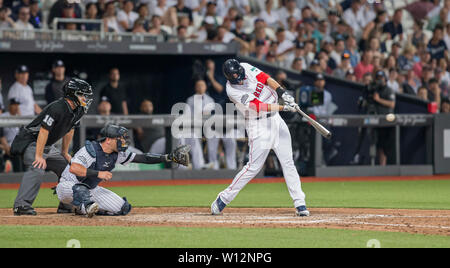 Lo stadio di Londra, Londra, Regno Unito. Il 29 giugno, 2019. Mitel &AMP; MLB presente Londra baseball di serie, Boston Red Sox contro New York Yankees; JD Martinez dei Boston Red Sox ha colpito la palla e corre a seconda base nel fondo del settimo inning Credito: Azione Sport Plus/Alamy Live News Foto Stock