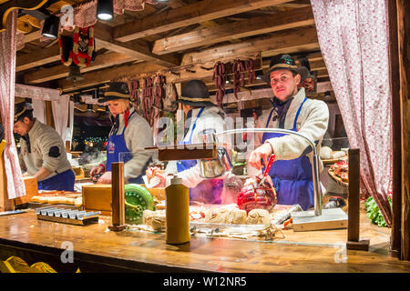 Amburgo, Germania - 14 dicembre 2018: stallo alimentare con i tradizionali carni e salsicce al mercatino di Natale sulla piazza centrale vicino al municipio Foto Stock