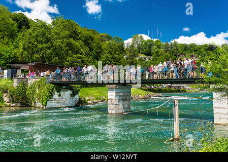 Neuhausen am Rheinfall, Svizzera - 23 luglio 2019. Cascata sul fiume Reno nella città Neuhausen am Rheinfall in Svizzera.Il ponte Foto Stock