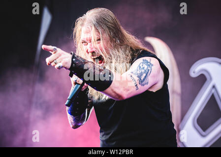 Johan Hegg, cantante del melodico svedese band death metal Amon Amarth, esecuzione dal vivo sul palco a Bologna al Bologna Sonic Park 2019 prima mai Foto Stock