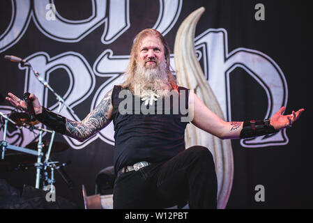 Johan Hegg, cantante del melodico svedese band death metal Amon Amarth, esecuzione dal vivo sul palco a Bologna al Bologna Sonic Park 2019 prima mai Foto Stock