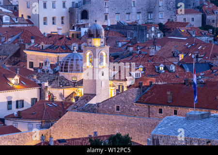 Il Campanile al tramonto a Dubrovnik, Croazia Foto Stock