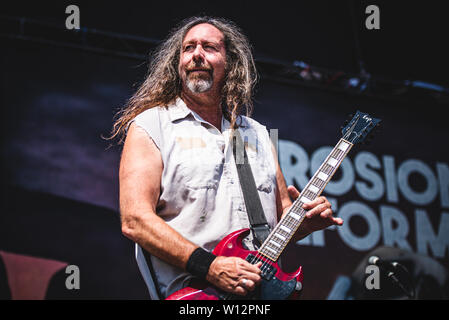 Woody Weatherman, chitarrista e fondatore della American heavy metal band la corrosione di conformità, esecuzione dal vivo sul palco a Bologna, a Bologna Foto Stock