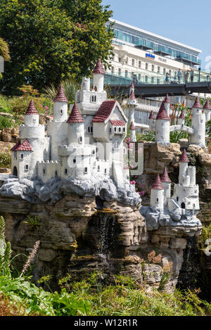 Mai e poi mai fata di terra di castelli e cascata su Western Esplanade, Southend on Sea, Essex, Regno Unito. Castelli di modello alla base del Royal Terrace gardens Foto Stock