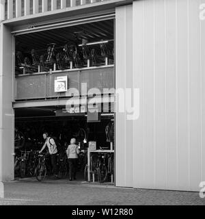 Haarlem, Paesi Bassi - 20 AGO 2018: Haarlem stazione ferroviaria centrale ingresso da Kennemerplein 6 street con ampio parcheggio ciclistica pacco con persone uscire entrare la porta Foto Stock