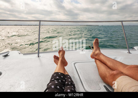 Yacht di uno stile di vita in barca giovane rilassante su una nave da crociera in vacanza alle Hawaii . Due piedini di turisti Getaway relax godendo le vacanze estive. Foto Stock