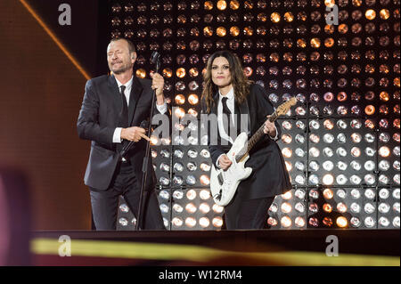 Roma, Italia. Il 29 giugno, 2019. La Laura e Biagio stadi 2019 arriva presso lo Stadio Olimpico di Roma. Dopo la cerimonia inaugurale data di 26 giugno allo stadio San Nicola di Bari, Laura Pausini e Biagio Antonacci sono pronti a cantare nella capitale. Nella foto di Laura Pausini e Biagio Antonacci Credit: Indipendente Agenzia fotografica/Alamy Live News Foto Stock