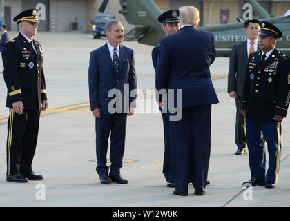 (Da sinistra) U.S. Esercito gen. Robert B. 'Abe' Abrams, comandante delle Nazioni Unite il comando combinato il comando delle forze degli Stati Uniti e della Corea di forze, Ambasciatore Harry Harris, Ambasciata degli Stati Uniti e il Consolato di Corea, Stati Uniti Air Force Lt. Gen. Kenneth Wilsbach, Settimo Air Force commander, il comando Sgt. Il Mag. Walter Tagalicud, comando Sergente Maggiore, USFK, saluto il Presidente Trump sul flightline a Osan Air Base, Repubblica di Corea, 29 giugno 2019. Trump visiterà gli alti funzionari del governo e la penisola di forze militari che sostenere e difendere il continuato negli Stati Uniti e ROK alleanza. Foto Stock