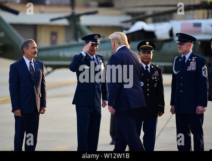 Stati Uniti Air Force Lt. Gen. Kenneth Wilsbach, Settimo Air Force commander, saluta Presidente Trump sul flightline a Osan Air Base, Repubblica di Corea, 29 giugno 2019. I membri del servizio di stanza in tutta la penisola coreana condurre uno spettro completo di missioni congiunte che forniscono per la difesa di 51 milioni di persone nella Repubblica di Corea. (U.S. Air Force photo by Staff Sgt. James L. Miller) Foto Stock