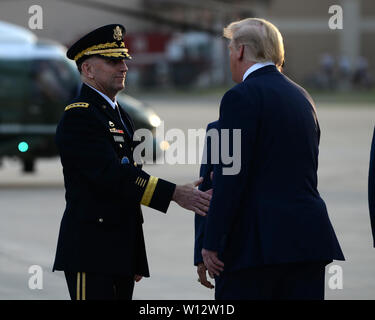 Stati Uniti Esercito gen. Robert B. 'Abe' Abrams, comandante delle Nazioni Unite il comando combinato il comando delle forze degli Stati Uniti e della Corea di forze, saluta Presidente Trump sul flightline a Osan Air Base, Repubblica di Corea, 29 giugno 2019. Abrams porta combinata di forze operanti sulla penisola e forze congiunte da ogni ramo a dimostrazione della continua forza e impegno agli alleati dell'America. (U.S. Air Force photo by Staff Sgt. Sergio A. Gamboa) Foto Stock