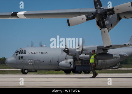 Un Kentucky Air National Guard C-130 Hercules aereo arriva a Alpena Combat Readiness Training Center in Alpena, Mich, portando gli avieri dal 123Airlift Wing che partecipano in esercizio canna carbonizzato. L'esercizio si potranno testare l'unità la capacità di distribuire, sopravvivere e operare sotto simulate condizioni ostili pur fornendo sostegno militare a un alleato fictional, migliorando la reale fattibilità del mondo per ogni Airman. (U.S. Air National Guard foto di Dale Greer) Foto Stock