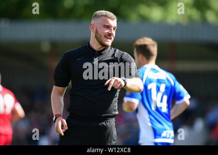 Arbitro Harry Jones durante la pre-stagione amichevole tra Alfreton Town e Nottingham Forest in North Street, Alfreton Sabato 29 Giugno 2019. Foto Stock