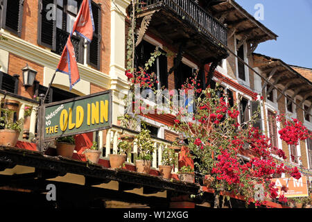 Le aziende in edifici restaurati lungo la strada principale del centro storico di Newari trading post città di Bandipur, Tanahan District, Nepal Foto Stock