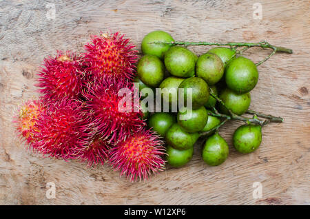 Frutti di Melicoccus bijugatus (verde) e Nephelium lappaceum Foto Stock