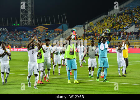 Ismailia, Egitto. Il 29 giugno, 2019. I giocatori del Ghana salutare gli spettatori dopo il 2019 Africa Coppa delle Nazioni Gruppo F match tra Camerun e Ghana in Ismailia, Egitto, il 29 giugno 2019. La partita si è conclusa con un 0-0. Credito: Li Yan/Xinhua/Alamy Live News Foto Stock